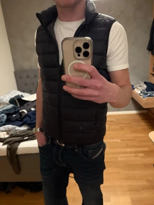 Svart dunväst från Uniqlo - Uniqlo västen alla har, har du ej denna är det dags att klippa till!