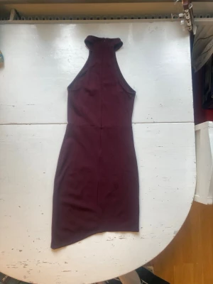 🍒Vinröd klänning🍒 - 🍒BOLD IN BURGUNDY 🍒En bodycon asymmetrisk klänning i trendfärgen burgundy från Forever 21 som är inköpt i Mexico. Använd några gånger.🍒