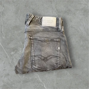Replay Grå/svarta jeans - Feta replay jeans / Skick 9/10 / storlek 31/34 / Nypris ca 1600kr / kontakta om ni har frågor och pris kan diskuteras!