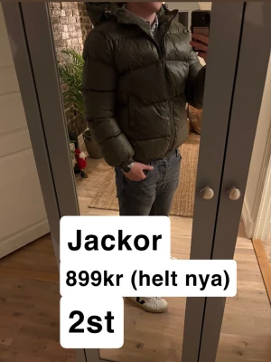  2st Mörkgröna pufferjackor  - In och kolla mitt konto!! Två stycken schyssta pufferjackor🙌🏼