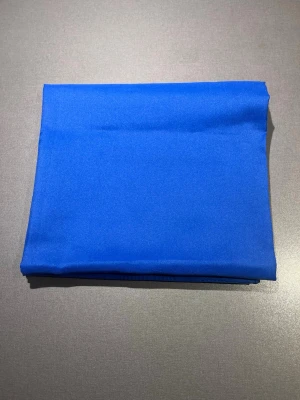 Kornblå scarf  - Kornblå scarf med slät och glansig yta. Västen har en enkel, klassisk form utan synliga detaljer eller mönster. Materialet känns lyxigt och har en sidenlik finish som verkligen poppar i färgen. Perfekt över axeln eller på väskan som fin detalj. Mått: ca 80x80cm. Mycket bra skick, som ny! 
