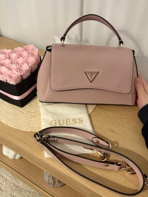 Guess rosa handväska med axelrem - Guess väska som är elegant och i ny skick!🩷  Utan etikett. Skriv för mer information ℹ️