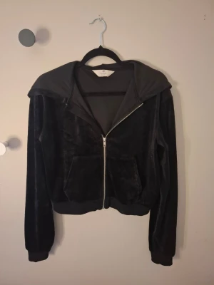 Velortröja från H&M  - Mysig velortröja från H&M i storlek 170,  Den har en stor gosig luva.💕
