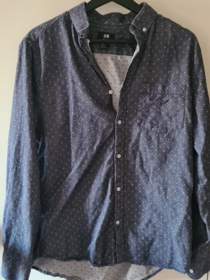 Mörkgrå skjorta med vita prickar - Regular fit.
