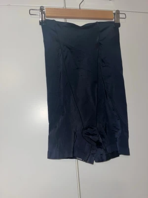 Muotoilevat alushousut S - Mustat muotoilevat lahkeelliset alushousut. Napakka, jotta pitää ns makkarat poissa, saa venytettyä hyvin. Koko S. Pituus n 40cm, vyötärön leveys n 27cm. Eläintalous MMM, lisätietoja saa kysymällä Katsothan myös muut ilmoitukseni Tarjoa 