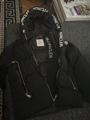Svart Mcler jacka - Svart moncler jacka säljer för behöver pengar