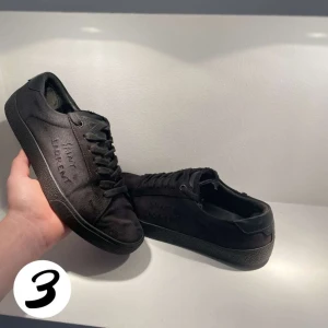 Saint Laurent  - Tja! Säljer dessa feta Saint Laurent i storlek 39 men sitter väldigt stort, så passar runt 40-41.💯 Nypris: 7000kr. Hör av er vid frågor eller intresse! 