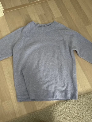 Lila stickad tröja från Veromoda - Lila stickad tröja. Säljs då den inte används🥰