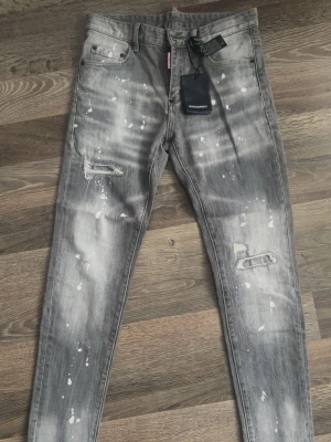 Grå skinny jeans från Dsquared2 - Säljer ett par grå jeans från Dsquared2.  Är tillverkade i stretchig bomull för skön passform. Helt oanvända. 