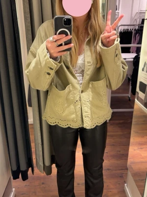 Svarta raka byxor i skinnimitation - Säljer ett par svarta byxor från bik bok i skin med raka ben. Byxorna har normal passform och midwaist, vilket gör dem riktigt snygga och enkla att styla med olika outfits. Perfekt för dig som gillar en stilren look.