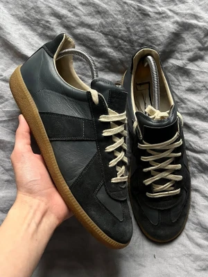 Maison margiela skor - Skick 9/10. Lite smutsiga, några få skavanker. 42, ingen box. Äldre cw.