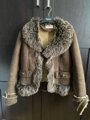 Vintage fuskpälsjacka - Super varm och fodrad vinterjacka med fuskpäls. Skriv för frågor.