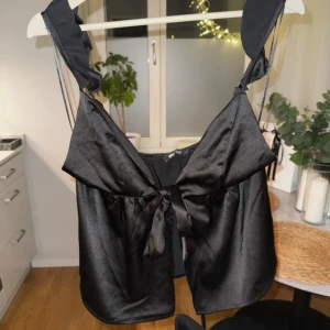 Pyjamaslinne - Endast använd 1 gång, säljes endast då den är för stor för mig. Dock har den justerbara band & ett knyte man själv kan justera i mitten 🌸