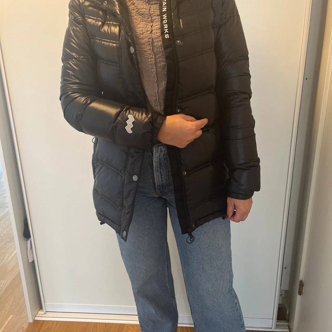 Mountain Works, svart dunjacka, S