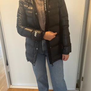 Mountain Works, svart dunjacka, S - Mountain Works, Foxy Lady, svart dunjacka med luva, stl small, nyskick.