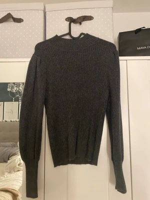 Mörkgrå ribbad stickad tröja ONLY - Säljer en mörkgrå stickad tröja från ONLY i storlek S. Puffigare armer men tight ner på handen. Skriv om ni vill ha bild på, så fixar jag det 🫶🏼🙏🏼Nästa helt ny