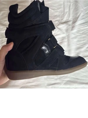 Isabel marant - typ helt nya svarta isabel marants köp på vinted kommer bara inte till användning  storlek 39 men brukar själv ha 38 i skor och dessa är inte för stora kvar tills såld och använd köp nu finns också på vinted 