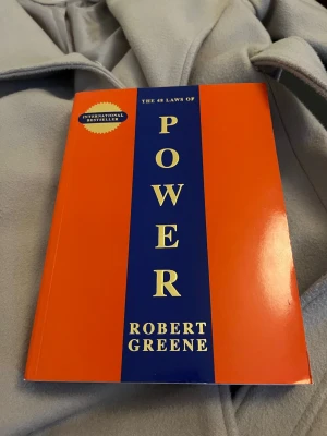 The 48 Laws of Power - Upptäck de 48 lagarna om makt i denna internationella bästsäljare! Perfekt för dig som vill förstå dynamiken bakom inflytande och framgång. En bok som inspirerar och utmanar unga vuxna att tänka strategiskt och ta kontroll över sitt liv.