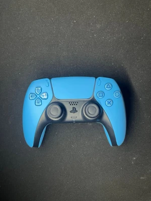 PlayStation 5 DualSense Wireless Controller - Blue - Snygg blå PlayStation 5 DualSense trådlös handkontroll från Sony. Kontrollen är i mycket gott skick utan synligt slitage eller repor. Perfekt för dig som vill ha en extra eller ersätta din nuvarande PS5-kontroll. Ergonomisk design och avancerade funktioner för bästa spelupplevelse.