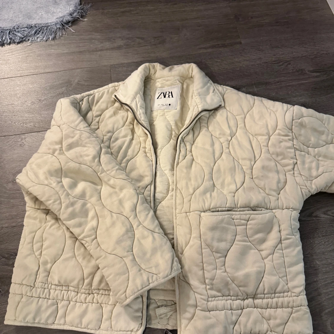 Quiltad beige jacka från ZARA - 1