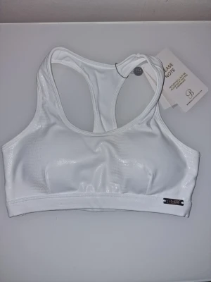 Bombshell Sportswear sport-bh - Vit sport-bh med racerback-design och ormmönster som inte går att få tag i mer! Kostade 799 kr + frakt och tullavgifter. Finns matchande leggings som säljes separat