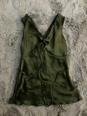 Mörkgrön linne|blus - Mörkgrön fin kortärmad blus! I storlek Xs-S ungefär! Sval till sommaren