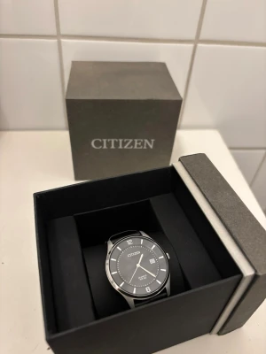 Citizen GN-4S-11 WR 50 - En svart Citizen GN-4S-11 WR 50 quartz klocka med svart läderband. Sparsamt använd nästintill oanvänd.