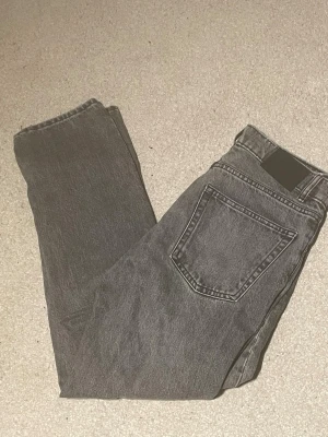 Grå raka jeans från Vailent - Säljer ett par grå jeans från Vailent med rak passform och klassisk femficksdesign. Jeansen har en mörkgrå tvätt och är tillverkade i slitstarkt denimtyg. Perfekt för dig som gillar en enkel och stilren look med lite vintage-vibe.