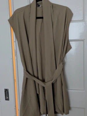 Blus med bälte  - Aldrig använd stl XL, finns matchande byxor, billigare om du köper både blusen och byxorna :)