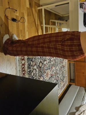 Rödbruna rutiga mjukisbyxor - Säljer ett par pjamsbyxor/mjukis i rött med brunt mönster. Jättebekväma!!