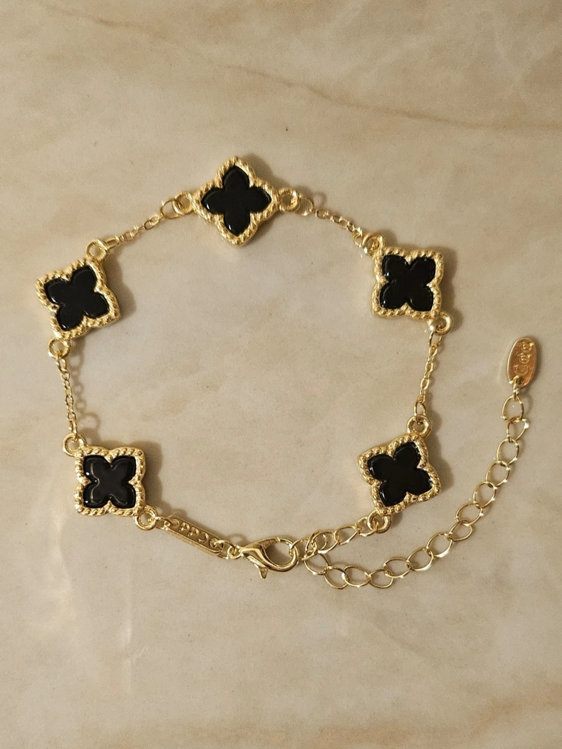 Guldfärgat armband med svarta klöver✨️🖤