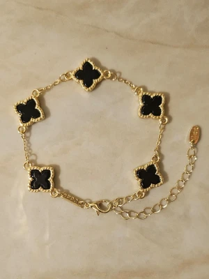 Guldfärgat armband med svarta klöver✨️🖤 - Guldfärgat armband med svarta klöver✨️🫶