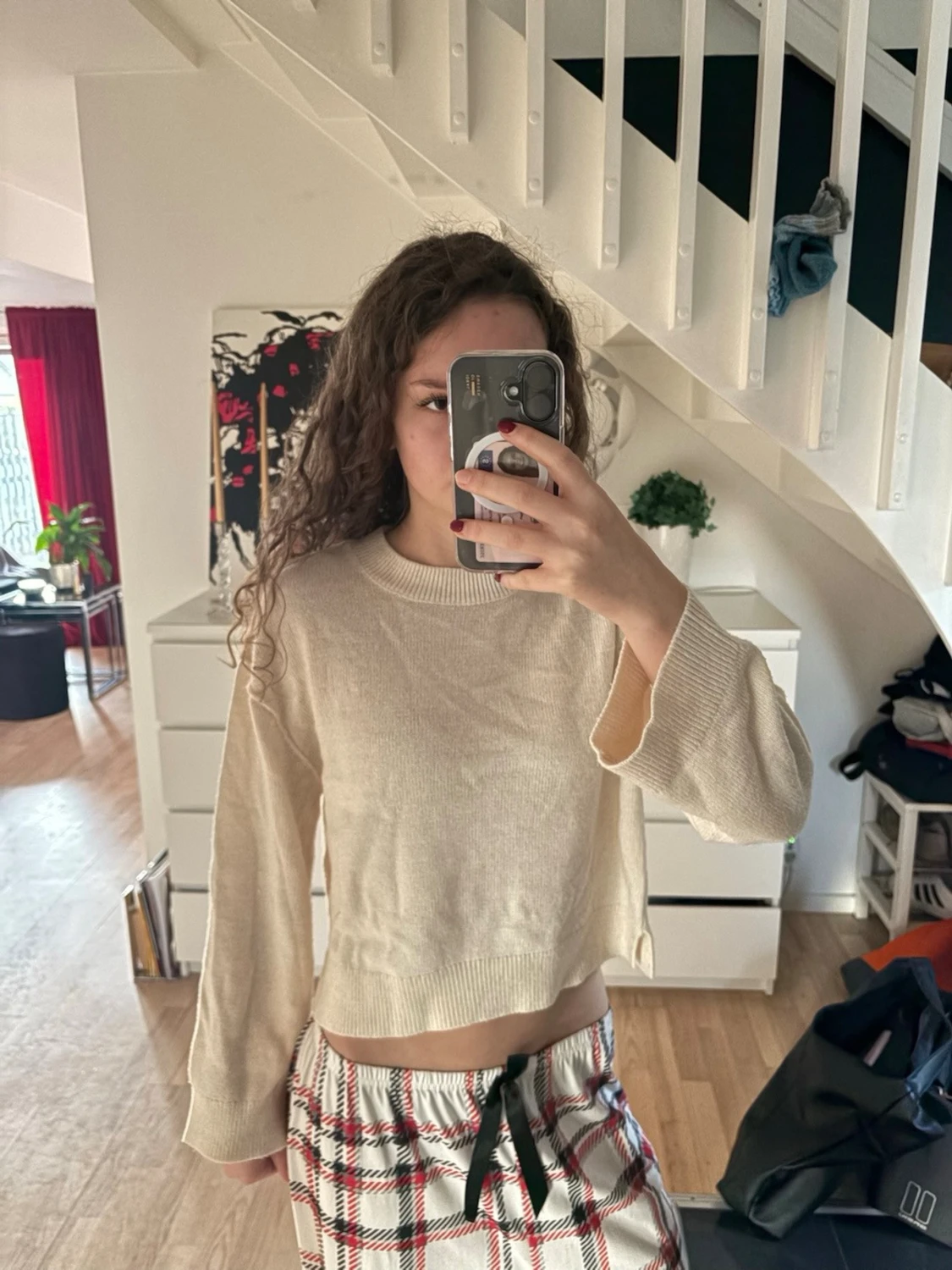 Beige stickad tröja med vida ärmar