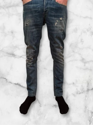 Dondup Jeans George  - Dondup Jeans George trendigaste jeansen på marknaden. Skick 9,5/10 Nypris runt 4000kr Säljs för 1099kr(Modellen har original slitningar ifrån fabriken vilket ör väldigt eftertraktat och populärt)