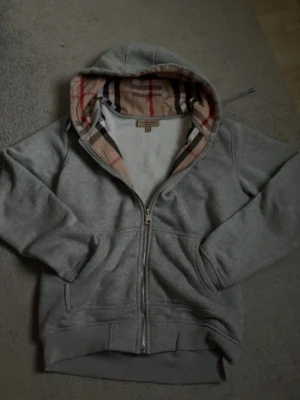 Burberry tröja  - Snygg burberry tröja, inga defekter eller tecken på slitage mer än användning.storlek s och den är true to size,om ni har funderingar är de bara att skriva.Tröjan är inte äkta