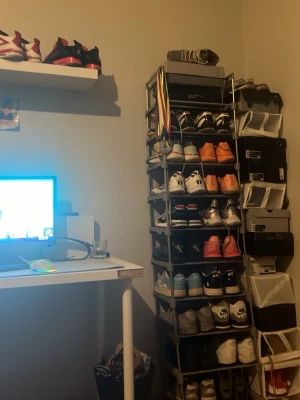 Samling sneakers och sportskor/Kobe / bape / gt cuts Jordan’s 11 ocher - Säljer en samling sneakers och sportskor i olika färger och modeller. Här finns bland annat vita, svarta, röda, orange och blå sneakers, flera med snörning och platt sula. Vissa par har tydliga märkesloggor och sportig design, perfekt för dig som gillar streetwear och sportig stil.
