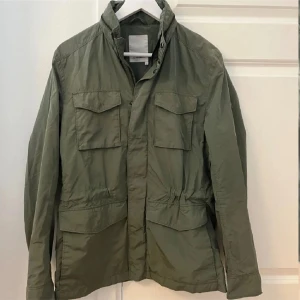 J.Linderberg olivgrön field jacket - Ett schysst olivgrön fältjacka. Passar väldigt bra nu till våren och varmare vinterdagar i plusgrader. Deras pris 2000kr mitt pris 1325, och inget tecken på användning 👌🎉