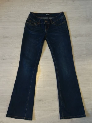 Mörkblåa bootcut jeans från G.Rise - Snygga bootcut jeans från G.Rise!! De är i storleken M short och passar mig bra som är 163 och vanligtvis har storlek S i jeans. Säljes då de inte kommer till användning, är endast använda en gång. Skriv mer för mått eller fler bilder💕