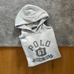 Ralph lauren hoodie grå - Hej! Säljer en Ralph lauren hoodie i storleken L. Hoodien är i mycket bra skick. Skriv vid minsta lilla fråga.