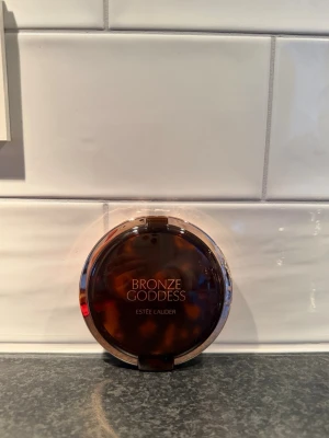 Estée Lauder Bronze Goddess Bronzer - Bronze Goddess Powder Bronzer i nyansen 03 Medium Deep från Estée Lauder. 