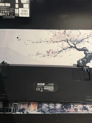 NOS C450 Mini Keyboard Pro RGB - NOS C450 Mini Keyboard Pro RGB är ett kompakt tangentbord med RGB-belysning och nordisk layout. Tangentbordet ansluts via USB och är idealiskt för gaming eller arbete där platsbesparing är viktigt. Skicket ser bra ut utan synligt slitage eller defekter. Perfekt för dig som vill ha ett stilrent och funktionellt mini-tangentbord.