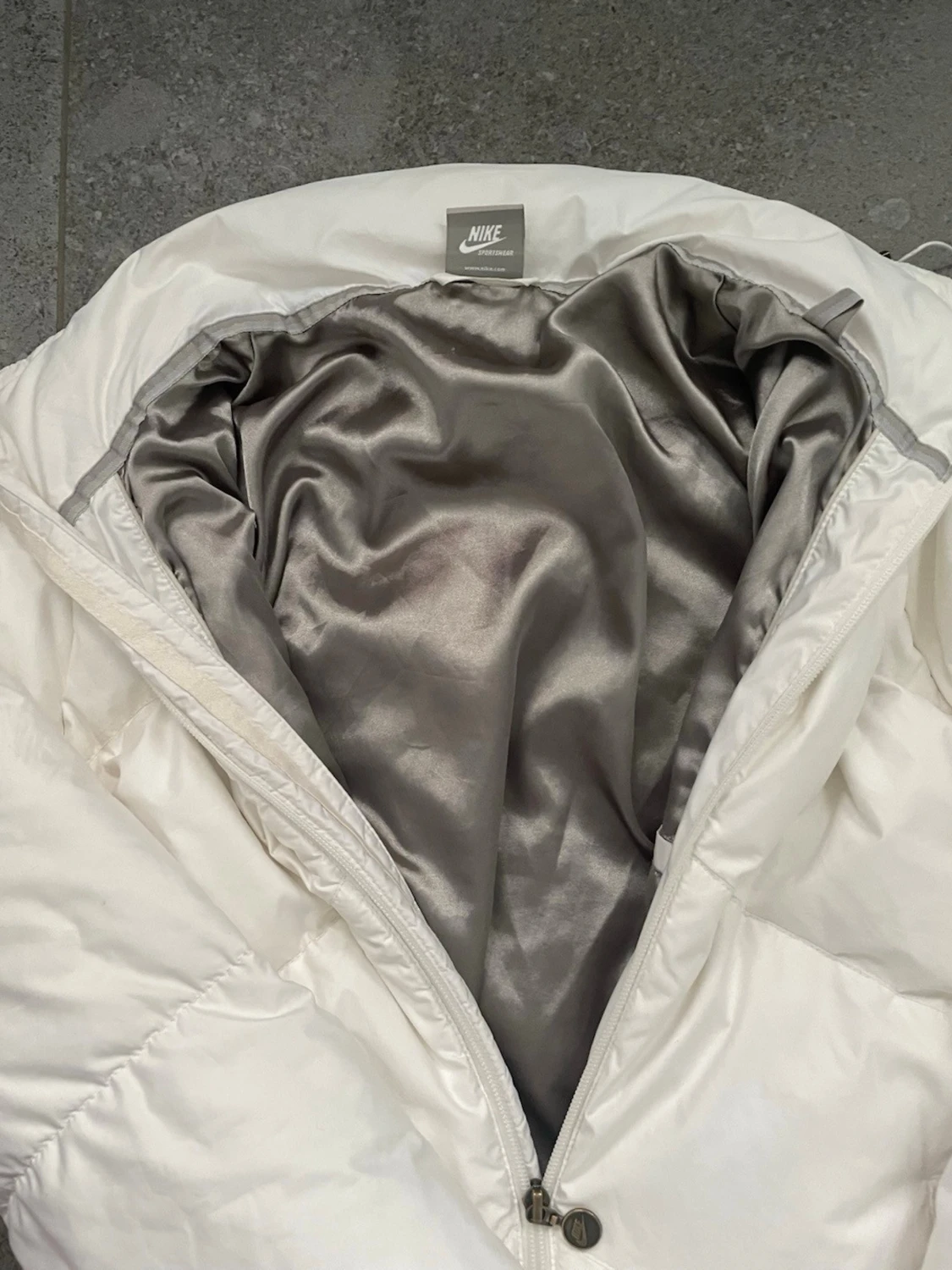 Vit pufferjacka från Nike  - 4