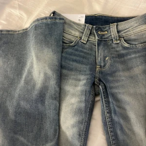 Blå jeans från Cheap Monday - Säljer ett par snygga blå jeans från Cheap Monday med klassisk femficksdesign och ljus tvätt. Dom finns inte att beställa längre!! Oanvända 