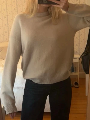 Beige kashmirtröja, storlek M - Jättesnygg och skön kashmirtröja (100% kashmir) i  beige. Den är i storlek M men passar även S och L. Tröjan är i mycket bra skick❣️