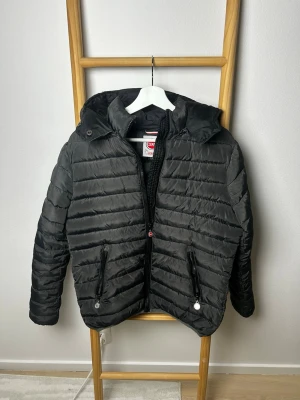 Colmar jacka | M  - Vinterjacka från Colmar | Storlek M men passar S | Fint skick utan defekter | Färgen är grå/svart | om du har frågor tveka då inte på att höra av dig🙌|