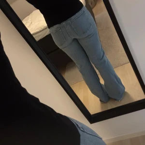 Bootcut jeans young gina  - Low/mid waist bootcut jeans från Young gina💞För referens är jag 160cm lång