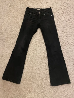 Svarta bootcut jeans från Gina Tricot - Snygga svarta jeans med bootcut-snitt jeansen har en låg midja och är storlek 152.