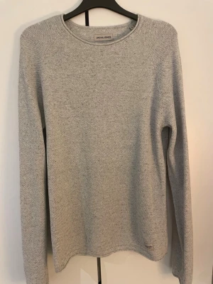 Stickad tröja - Grå stickad tröja från Jack & Jones i storlek S