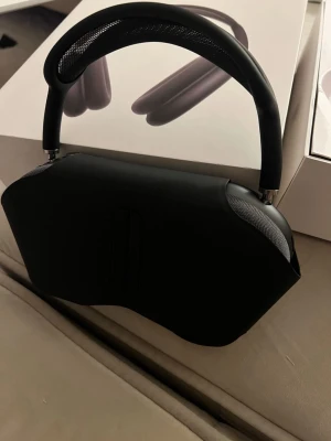AirPods Max - Apple AirPods Max trådlösa over-ear hörlurar i svart med originalförpackning och skyddsfodral. Premium ljudkvalitet, aktiv brusreducering och elegant design. Perfekt för musik, film och samtal. Fått i julklapp helt Oanvänd.