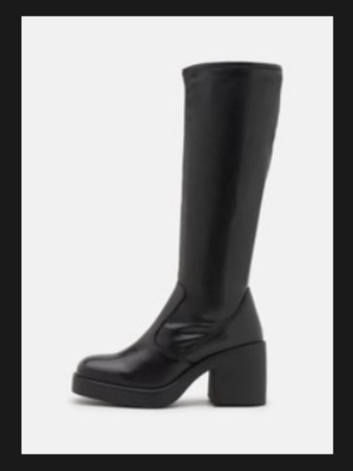 Svarta höga stövlar med klack